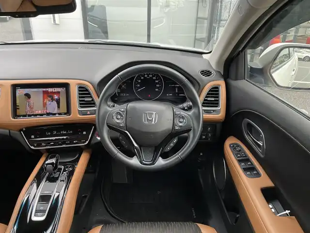 ホンダ ヴェゼル ハイブリッド Z ホンダセンシング 千葉県 2020(令2)年 4.4万km プラチナホワイトパール 純正8インチナビ/(フルセグTV/CD/DVD/BT/FM/AM）/バックカメラ/衝突被害軽減システム/車線逸脱警報/クルーズコントロール/ハーフレザーシート/シートヒーター/横滑り防止装置/ETC/アイドリングストップ/LEDヘッドライト/オートライト/ウィンカーミラー/電動格納ミラー/純正17インチAW/シートリフター/プッシュスタート/スマートキー/フロアマット/ドアバイザー/スペアキー/取扱説明書/保証書