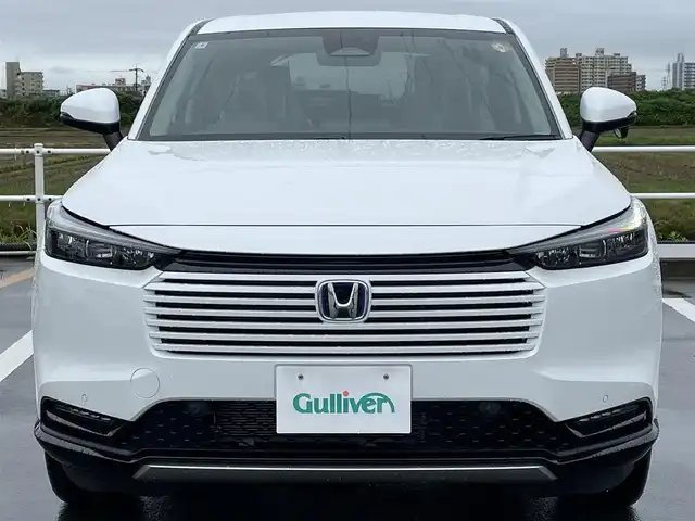 ホンダ ヴェゼル ハイブリッド e:HEV Z 佐賀県 2025(令7)年 0.1万km未満 プラチナホワイトパール 登録時走行距離5km/登録済未使用車/9型 Honda CONNECTディスプレ－オーディオ/・AppleCarPlay AndroidAuto/・Bluetooth フルセグTV USB/バックカメラ/ETC2.0/パワーバックドア/革巻きステアリング/ステアリングリモコン/ステアリングヒーター/シートヒーター/純正LEDヘッドライト/アダプティブドライビングビーム/MTモード付AT/電子パーキングブレーキ/オートブレーキホールド/純正18インチアルミホイール/スマートキー/スペアキー１本/HondaSENSING/・衝突軽減ブレーキ/・誤発信抑制機能/・車線維持支援システム/・先行車発進お知らせ機能/・路外逸脱抑制機能/・トラフィックジャムアシスト/・渋滞追従機能付きアダプティブクルーズコントロール/・ブラインドスポットインフォメーション