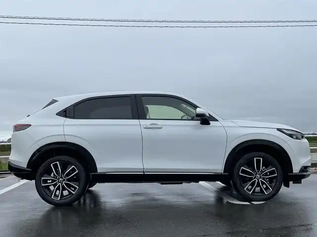 ホンダ ヴェゼル ハイブリッド e:HEV Z 佐賀県 2025(令7)年 0.1万km未満 プラチナホワイトパール 登録時走行距離5km/登録済未使用車/9型 Honda CONNECTディスプレ－オーディオ/・AppleCarPlay AndroidAuto/・Bluetooth フルセグTV USB/バックカメラ/ETC2.0/パワーバックドア/革巻きステアリング/ステアリングリモコン/ステアリングヒーター/シートヒーター/純正LEDヘッドライト/アダプティブドライビングビーム/MTモード付AT/電子パーキングブレーキ/オートブレーキホールド/純正18インチアルミホイール/スマートキー/スペアキー１本/HondaSENSING/・衝突軽減ブレーキ/・誤発信抑制機能/・車線維持支援システム/・先行車発進お知らせ機能/・路外逸脱抑制機能/・トラフィックジャムアシスト/・渋滞追従機能付きアダプティブクルーズコントロール/・ブラインドスポットインフォメーション