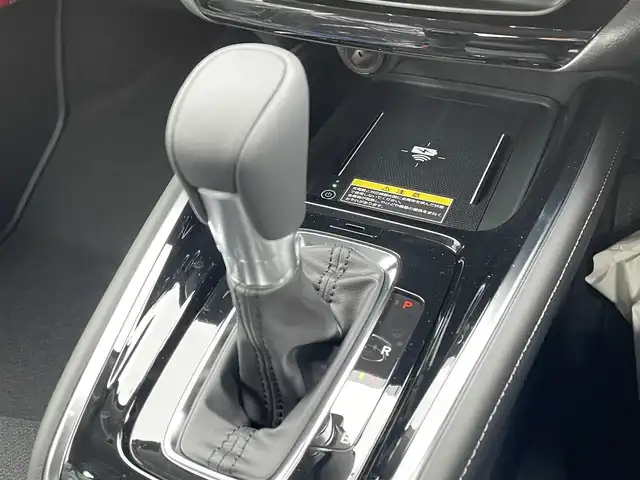 ホンダ ヴェゼル ハイブリッド e:HEV Z 佐賀県 2025(令7)年 0.1万km未満 プラチナホワイトパール 登録時走行距離5km/登録済未使用車/9型 Honda CONNECTディスプレ－オーディオ/・AppleCarPlay AndroidAuto/・Bluetooth フルセグTV USB/バックカメラ/ETC2.0/パワーバックドア/革巻きステアリング/ステアリングリモコン/ステアリングヒーター/シートヒーター/純正LEDヘッドライト/アダプティブドライビングビーム/MTモード付AT/電子パーキングブレーキ/オートブレーキホールド/純正18インチアルミホイール/スマートキー/スペアキー１本/HondaSENSING/・衝突軽減ブレーキ/・誤発信抑制機能/・車線維持支援システム/・先行車発進お知らせ機能/・路外逸脱抑制機能/・トラフィックジャムアシスト/・渋滞追従機能付きアダプティブクルーズコントロール/・ブラインドスポットインフォメーション