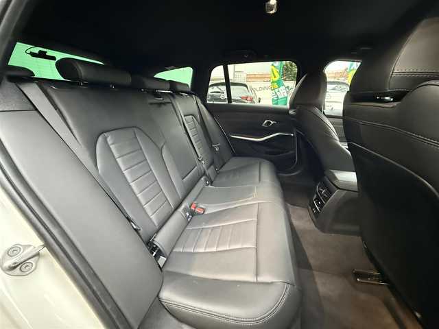 ＢＭＷ ＢＭＷ ３２０ｉ ツーリング Mスポーツ 千葉県 2024(令6)年 0.8万km 白 純正ナビ（Bluetooth/AM/FM/AppleCarPlay)/追従クルーズコントロール/バックカメラ/全方位カメラ/クリアランスソナー/盗難防止装置/衝突軽減システム/横滑り防止装置/レーンキープアシスト/前後ドライブレコーダー/ETC/ワイヤレス充電器/レザーシート/シートヒーター/シートポジションメモリー/電動リアゲート/LEDヘッドライト/純正アルミホイール/スペアキー/保証書/取扱説明書
