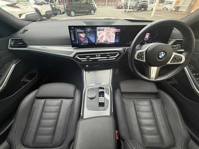 ＢＭＷ ＢＭＷ ３２０ｉ ツーリング Mスポーツ 千葉県 2024(令6)年 0.8万km 白 純正ナビ（Bluetooth/AM/FM/AppleCarPlay)/追従クルーズコントロール/バックカメラ/全方位カメラ/クリアランスソナー/盗難防止装置/衝突軽減システム/横滑り防止装置/レーンキープアシスト/前後ドライブレコーダー/ETC/ワイヤレス充電器/レザーシート/シートヒーター/シートポジションメモリー/電動リアゲート/LEDヘッドライト/純正アルミホイール/スペアキー/保証書/取扱説明書