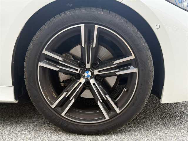 ＢＭＷ ＢＭＷ ３２０ｉ ツーリング Mスポーツ 千葉県 2024(令6)年 0.8万km 白 純正ナビ（Bluetooth/AM/FM/AppleCarPlay)/追従クルーズコントロール/バックカメラ/全方位カメラ/クリアランスソナー/盗難防止装置/衝突軽減システム/横滑り防止装置/レーンキープアシスト/前後ドライブレコーダー/ETC/ワイヤレス充電器/レザーシート/シートヒーター/シートポジションメモリー/電動リアゲート/LEDヘッドライト/純正アルミホイール/スペアキー/保証書/取扱説明書