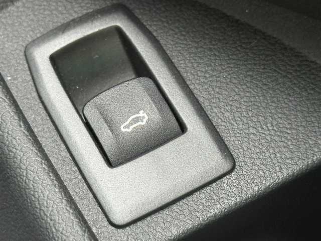 ＢＭＷ ＢＭＷ ３２０ｉ ツーリング Mスポーツ 千葉県 2024(令6)年 0.8万km 白 純正ナビ（Bluetooth/AM/FM/AppleCarPlay)/追従クルーズコントロール/バックカメラ/全方位カメラ/クリアランスソナー/盗難防止装置/衝突軽減システム/横滑り防止装置/レーンキープアシスト/前後ドライブレコーダー/ETC/ワイヤレス充電器/レザーシート/シートヒーター/シートポジションメモリー/電動リアゲート/LEDヘッドライト/純正アルミホイール/スペアキー/保証書/取扱説明書
