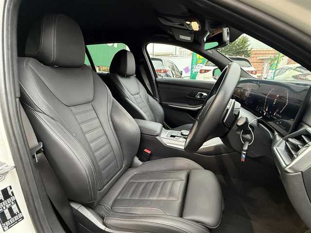 ＢＭＷ ＢＭＷ ３２０ｉ ツーリング Mスポーツ 千葉県 2024(令6)年 0.8万km 白 純正ナビ（Bluetooth/AM/FM/AppleCarPlay)/追従クルーズコントロール/バックカメラ/全方位カメラ/クリアランスソナー/盗難防止装置/衝突軽減システム/横滑り防止装置/レーンキープアシスト/前後ドライブレコーダー/ETC/ワイヤレス充電器/レザーシート/シートヒーター/シートポジションメモリー/電動リアゲート/LEDヘッドライト/純正アルミホイール/スペアキー/保証書/取扱説明書