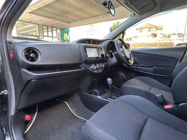 トヨタ ヴィッツ F LEDエディション 宮城県 2016(平28)年 9.9万km ブラックマイカ 純正SDナビ/・CD/Bluetooth/ワンセグTV/HIDヘッドライト/社外アルミ＆ノーマルタイヤ/社外アルミ＆スタッドレス積込/横滑り防止装置/プッシュスタート/スマートキー/スペアキー/保証書/取扱説明書