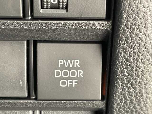 トヨタ ノア G 愛知県 2024(令6)年 1.2万km アティチュードブラックマイカ トヨタセーフティセンス/純正8型ナビ/両側パワースライドドア/レーダークルーズコントロール/コーナーセンサー/純正アルミホイール/LEDヘッドライト/オートマチックハイビーム/ドライブレコーダー/ETC/衝突軽減システム/フルセグ/CD DVD/Bluetooth/ステアリングスイッチ/スマートキー/プッシュスタート