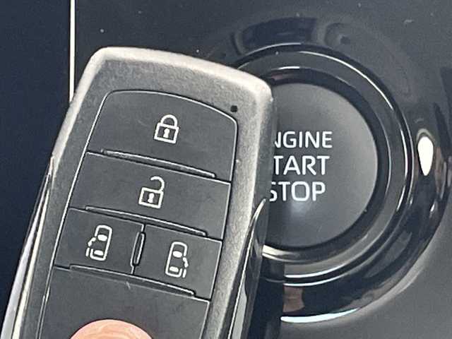 トヨタ ノア G 愛知県 2024(令6)年 1.2万km アティチュードブラックマイカ トヨタセーフティセンス/純正8型ナビ/両側パワースライドドア/レーダークルーズコントロール/コーナーセンサー/純正アルミホイール/LEDヘッドライト/オートマチックハイビーム/ドライブレコーダー/ETC/衝突軽減システム/フルセグ/CD DVD/Bluetooth/ステアリングスイッチ/スマートキー/プッシュスタート