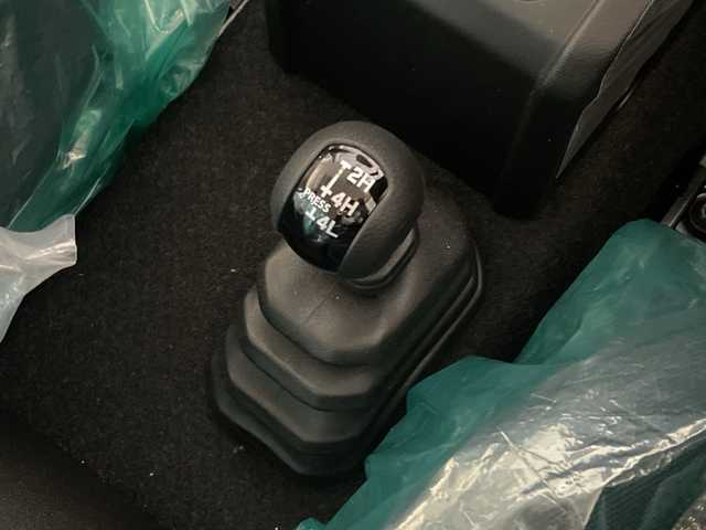 スズキ ジムニー ノマド FC 神奈川県 2025(令7)年 0.1千km ベージュⅡ 登録済未使用車/スズキセーフティサポート/4WD/シートヒーター/ダウンヒルアシストコント登録済未使用車/スズキセーフティサポート/4WD/シートヒーター/ダウンヒルアシストコンロール/革巻きステアリング/ステアリングスイッチ/Autoライト/アイドリングストップ機能/コーナーセンサー/ヘッドライトレベライザー/ヘッドライトウォッシャー/LEDヘッドライト/フォグランプ/電動格納ミラー/ウィンカーミラー/背面タイヤ/純正15インチアルミホイール