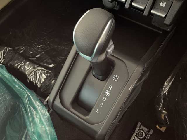 スズキ ジムニー ノマド FC 神奈川県 2025(令7)年 0.1千km ベージュⅡ 登録済未使用車/スズキセーフティサポート/4WD/シートヒーター/ダウンヒルアシストコント登録済未使用車/スズキセーフティサポート/4WD/シートヒーター/ダウンヒルアシストコンロール/革巻きステアリング/ステアリングスイッチ/Autoライト/アイドリングストップ機能/コーナーセンサー/ヘッドライトレベライザー/ヘッドライトウォッシャー/LEDヘッドライト/フォグランプ/電動格納ミラー/ウィンカーミラー/背面タイヤ/純正15インチアルミホイール