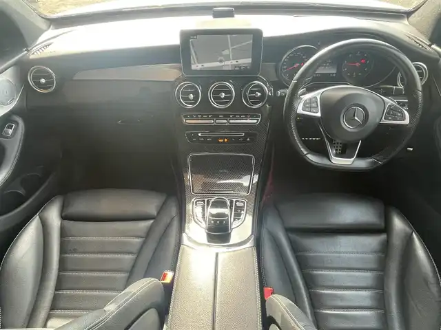 メルセデス・ベンツ ＧＬＣ２２０ d 4マチックスポーツ 本革 高知県 2018(平30)年 6.8万km ポーラホワイト 純正ナビ/・フルセグ・ＢＴ・ＣＤ・ＤＶＤ・ＵＳＢ/Burmesｔerサウンドシステム/レーダーセーフティ/・アクティブブレーキアシスト/・ブラインドスポットアシスト/・アテンションアシスト/・レーンキープアシスト/・ステアリングパイロット/エアバランスパッケージ/サンルーフ/アダプティブクルーズコントロール/パノラミックビューモニターカメラ/パワーテールゲート/黒レザーシート/左右メモリー機能付きパワーシート/全席シートヒーター/ヘッドアップディスプレイ/パドルシフト/キーレスゴー/デュアルオートエアコン/アンビエントライト３カラー/純正ＥＴＣ/純正19インチアルミホイール/ブレーキキャリパー【シルバー】