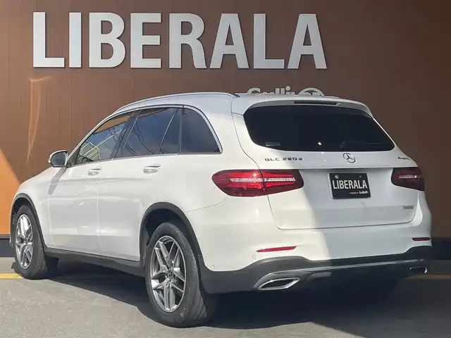 メルセデス・ベンツ ＧＬＣ２２０ d 4マチックスポーツ 本革 高知県 2018(平30)年 6.8万km ポーラホワイト 純正ナビ/・フルセグ・ＢＴ・ＣＤ・ＤＶＤ・ＵＳＢ/Burmesｔerサウンドシステム/レーダーセーフティ/・アクティブブレーキアシスト/・ブラインドスポットアシスト/・アテンションアシスト/・レーンキープアシスト/・ステアリングパイロット/エアバランスパッケージ/サンルーフ/アダプティブクルーズコントロール/パノラミックビューモニターカメラ/パワーテールゲート/黒レザーシート/左右メモリー機能付きパワーシート/全席シートヒーター/ヘッドアップディスプレイ/パドルシフト/キーレスゴー/デュアルオートエアコン/アンビエントライト３カラー/純正ＥＴＣ/純正19インチアルミホイール/ブレーキキャリパー【シルバー】