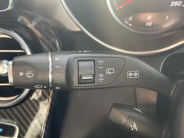 メルセデス・ベンツ ＧＬＣ２２０ d 4マチックスポーツ 本革 高知県 2018(平30)年 6.8万km ポーラホワイト 純正ナビ/・フルセグ・ＢＴ・ＣＤ・ＤＶＤ・ＵＳＢ/Burmesｔerサウンドシステム/レーダーセーフティ/・アクティブブレーキアシスト/・ブラインドスポットアシスト/・アテンションアシスト/・レーンキープアシスト/・ステアリングパイロット/エアバランスパッケージ/サンルーフ/アダプティブクルーズコントロール/パノラミックビューモニターカメラ/パワーテールゲート/黒レザーシート/左右メモリー機能付きパワーシート/全席シートヒーター/ヘッドアップディスプレイ/パドルシフト/キーレスゴー/デュアルオートエアコン/アンビエントライト３カラー/純正ＥＴＣ/純正19インチアルミホイール/ブレーキキャリパー【シルバー】