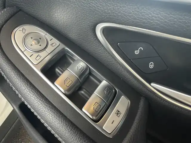 メルセデス・ベンツ ＧＬＣ２２０ d 4マチックスポーツ 本革 高知県 2018(平30)年 6.8万km ポーラホワイト 純正ナビ/・フルセグ・ＢＴ・ＣＤ・ＤＶＤ・ＵＳＢ/Burmesｔerサウンドシステム/レーダーセーフティ/・アクティブブレーキアシスト/・ブラインドスポットアシスト/・アテンションアシスト/・レーンキープアシスト/・ステアリングパイロット/エアバランスパッケージ/サンルーフ/アダプティブクルーズコントロール/パノラミックビューモニターカメラ/パワーテールゲート/黒レザーシート/左右メモリー機能付きパワーシート/全席シートヒーター/ヘッドアップディスプレイ/パドルシフト/キーレスゴー/デュアルオートエアコン/アンビエントライト３カラー/純正ＥＴＣ/純正19インチアルミホイール/ブレーキキャリパー【シルバー】