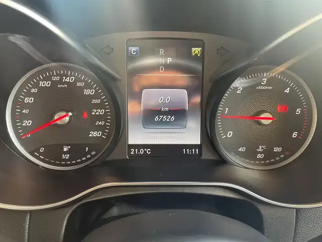 メルセデス・ベンツ ＧＬＣ２２０ d 4マチックスポーツ 本革 高知県 2018(平30)年 6.8万km ポーラホワイト 純正ナビ/・フルセグ・ＢＴ・ＣＤ・ＤＶＤ・ＵＳＢ/Burmesｔerサウンドシステム/レーダーセーフティ/・アクティブブレーキアシスト/・ブラインドスポットアシスト/・アテンションアシスト/・レーンキープアシスト/・ステアリングパイロット/エアバランスパッケージ/サンルーフ/アダプティブクルーズコントロール/パノラミックビューモニターカメラ/パワーテールゲート/黒レザーシート/左右メモリー機能付きパワーシート/全席シートヒーター/ヘッドアップディスプレイ/パドルシフト/キーレスゴー/デュアルオートエアコン/アンビエントライト３カラー/純正ＥＴＣ/純正19インチアルミホイール/ブレーキキャリパー【シルバー】