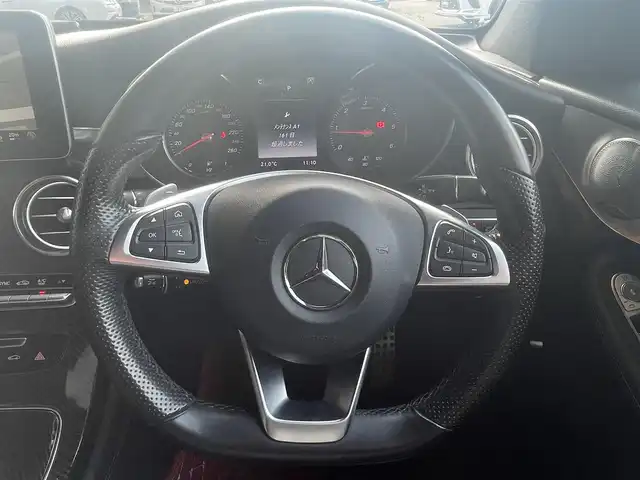 メルセデス・ベンツ ＧＬＣ２２０ d 4マチックスポーツ 本革 高知県 2018(平30)年 6.8万km ポーラホワイト 純正ナビ/・フルセグ・ＢＴ・ＣＤ・ＤＶＤ・ＵＳＢ/Burmesｔerサウンドシステム/レーダーセーフティ/・アクティブブレーキアシスト/・ブラインドスポットアシスト/・アテンションアシスト/・レーンキープアシスト/・ステアリングパイロット/エアバランスパッケージ/サンルーフ/アダプティブクルーズコントロール/パノラミックビューモニターカメラ/パワーテールゲート/黒レザーシート/左右メモリー機能付きパワーシート/全席シートヒーター/ヘッドアップディスプレイ/パドルシフト/キーレスゴー/デュアルオートエアコン/アンビエントライト３カラー/純正ＥＴＣ/純正19インチアルミホイール/ブレーキキャリパー【シルバー】