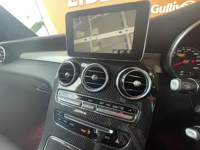 メルセデス・ベンツ ＧＬＣ２２０ d 4マチックスポーツ 本革 高知県 2018(平30)年 6.8万km ポーラホワイト 純正ナビ/・フルセグ・ＢＴ・ＣＤ・ＤＶＤ・ＵＳＢ/Burmesｔerサウンドシステム/レーダーセーフティ/・アクティブブレーキアシスト/・ブラインドスポットアシスト/・アテンションアシスト/・レーンキープアシスト/・ステアリングパイロット/エアバランスパッケージ/サンルーフ/アダプティブクルーズコントロール/パノラミックビューモニターカメラ/パワーテールゲート/黒レザーシート/左右メモリー機能付きパワーシート/全席シートヒーター/ヘッドアップディスプレイ/パドルシフト/キーレスゴー/デュアルオートエアコン/アンビエントライト３カラー/純正ＥＴＣ/純正19インチアルミホイール/ブレーキキャリパー【シルバー】