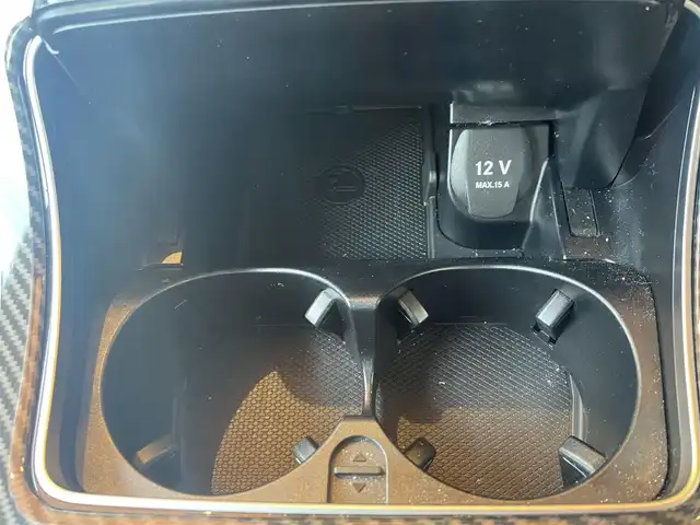 メルセデス・ベンツ ＧＬＣ２２０ d 4マチックスポーツ 本革 高知県 2018(平30)年 6.8万km ポーラホワイト 純正ナビ/・フルセグ・ＢＴ・ＣＤ・ＤＶＤ・ＵＳＢ/Burmesｔerサウンドシステム/レーダーセーフティ/・アクティブブレーキアシスト/・ブラインドスポットアシスト/・アテンションアシスト/・レーンキープアシスト/・ステアリングパイロット/エアバランスパッケージ/サンルーフ/アダプティブクルーズコントロール/パノラミックビューモニターカメラ/パワーテールゲート/黒レザーシート/左右メモリー機能付きパワーシート/全席シートヒーター/ヘッドアップディスプレイ/パドルシフト/キーレスゴー/デュアルオートエアコン/アンビエントライト３カラー/純正ＥＴＣ/純正19インチアルミホイール/ブレーキキャリパー【シルバー】