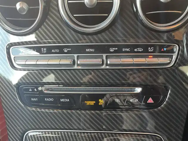 メルセデス・ベンツ ＧＬＣ２２０ d 4マチックスポーツ 本革 高知県 2018(平30)年 6.8万km ポーラホワイト 純正ナビ/・フルセグ・ＢＴ・ＣＤ・ＤＶＤ・ＵＳＢ/Burmesｔerサウンドシステム/レーダーセーフティ/・アクティブブレーキアシスト/・ブラインドスポットアシスト/・アテンションアシスト/・レーンキープアシスト/・ステアリングパイロット/エアバランスパッケージ/サンルーフ/アダプティブクルーズコントロール/パノラミックビューモニターカメラ/パワーテールゲート/黒レザーシート/左右メモリー機能付きパワーシート/全席シートヒーター/ヘッドアップディスプレイ/パドルシフト/キーレスゴー/デュアルオートエアコン/アンビエントライト３カラー/純正ＥＴＣ/純正19インチアルミホイール/ブレーキキャリパー【シルバー】