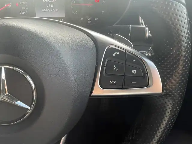 メルセデス・ベンツ ＧＬＣ２２０ d 4マチックスポーツ 本革 高知県 2018(平30)年 6.8万km ポーラホワイト 純正ナビ/・フルセグ・ＢＴ・ＣＤ・ＤＶＤ・ＵＳＢ/Burmesｔerサウンドシステム/レーダーセーフティ/・アクティブブレーキアシスト/・ブラインドスポットアシスト/・アテンションアシスト/・レーンキープアシスト/・ステアリングパイロット/エアバランスパッケージ/サンルーフ/アダプティブクルーズコントロール/パノラミックビューモニターカメラ/パワーテールゲート/黒レザーシート/左右メモリー機能付きパワーシート/全席シートヒーター/ヘッドアップディスプレイ/パドルシフト/キーレスゴー/デュアルオートエアコン/アンビエントライト３カラー/純正ＥＴＣ/純正19インチアルミホイール/ブレーキキャリパー【シルバー】