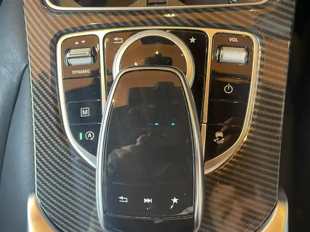 メルセデス・ベンツ ＧＬＣ２２０ d 4マチックスポーツ 本革 高知県 2018(平30)年 6.8万km ポーラホワイト 純正ナビ/・フルセグ・ＢＴ・ＣＤ・ＤＶＤ・ＵＳＢ/Burmesｔerサウンドシステム/レーダーセーフティ/・アクティブブレーキアシスト/・ブラインドスポットアシスト/・アテンションアシスト/・レーンキープアシスト/・ステアリングパイロット/エアバランスパッケージ/サンルーフ/アダプティブクルーズコントロール/パノラミックビューモニターカメラ/パワーテールゲート/黒レザーシート/左右メモリー機能付きパワーシート/全席シートヒーター/ヘッドアップディスプレイ/パドルシフト/キーレスゴー/デュアルオートエアコン/アンビエントライト３カラー/純正ＥＴＣ/純正19インチアルミホイール/ブレーキキャリパー【シルバー】