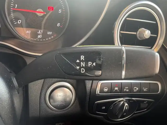 メルセデス・ベンツ ＧＬＣ２２０ d 4マチックスポーツ 本革 高知県 2018(平30)年 6.8万km ポーラホワイト 純正ナビ/・フルセグ・ＢＴ・ＣＤ・ＤＶＤ・ＵＳＢ/Burmesｔerサウンドシステム/レーダーセーフティ/・アクティブブレーキアシスト/・ブラインドスポットアシスト/・アテンションアシスト/・レーンキープアシスト/・ステアリングパイロット/エアバランスパッケージ/サンルーフ/アダプティブクルーズコントロール/パノラミックビューモニターカメラ/パワーテールゲート/黒レザーシート/左右メモリー機能付きパワーシート/全席シートヒーター/ヘッドアップディスプレイ/パドルシフト/キーレスゴー/デュアルオートエアコン/アンビエントライト３カラー/純正ＥＴＣ/純正19インチアルミホイール/ブレーキキャリパー【シルバー】