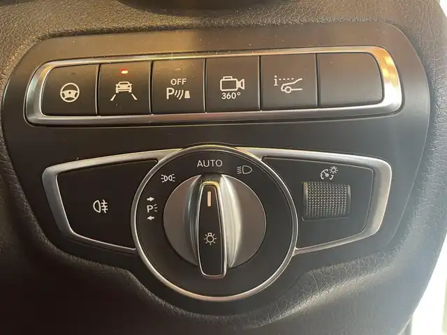 メルセデス・ベンツ ＧＬＣ２２０ d 4マチックスポーツ 本革 高知県 2018(平30)年 6.8万km ポーラホワイト 純正ナビ/・フルセグ・ＢＴ・ＣＤ・ＤＶＤ・ＵＳＢ/Burmesｔerサウンドシステム/レーダーセーフティ/・アクティブブレーキアシスト/・ブラインドスポットアシスト/・アテンションアシスト/・レーンキープアシスト/・ステアリングパイロット/エアバランスパッケージ/サンルーフ/アダプティブクルーズコントロール/パノラミックビューモニターカメラ/パワーテールゲート/黒レザーシート/左右メモリー機能付きパワーシート/全席シートヒーター/ヘッドアップディスプレイ/パドルシフト/キーレスゴー/デュアルオートエアコン/アンビエントライト３カラー/純正ＥＴＣ/純正19インチアルミホイール/ブレーキキャリパー【シルバー】