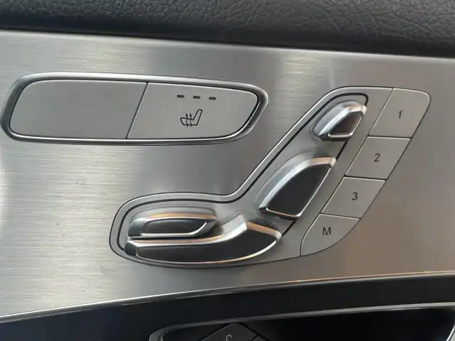 メルセデス・ベンツ ＧＬＣ２２０ d 4マチックスポーツ 本革 高知県 2018(平30)年 6.8万km ポーラホワイト 純正ナビ/・フルセグ・ＢＴ・ＣＤ・ＤＶＤ・ＵＳＢ/Burmesｔerサウンドシステム/レーダーセーフティ/・アクティブブレーキアシスト/・ブラインドスポットアシスト/・アテンションアシスト/・レーンキープアシスト/・ステアリングパイロット/エアバランスパッケージ/サンルーフ/アダプティブクルーズコントロール/パノラミックビューモニターカメラ/パワーテールゲート/黒レザーシート/左右メモリー機能付きパワーシート/全席シートヒーター/ヘッドアップディスプレイ/パドルシフト/キーレスゴー/デュアルオートエアコン/アンビエントライト３カラー/純正ＥＴＣ/純正19インチアルミホイール/ブレーキキャリパー【シルバー】