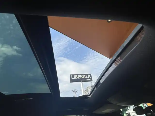 メルセデス・ベンツ ＧＬＣ２２０ d 4マチックスポーツ 本革 高知県 2018(平30)年 6.8万km ポーラホワイト 純正ナビ/・フルセグ・ＢＴ・ＣＤ・ＤＶＤ・ＵＳＢ/Burmesｔerサウンドシステム/レーダーセーフティ/・アクティブブレーキアシスト/・ブラインドスポットアシスト/・アテンションアシスト/・レーンキープアシスト/・ステアリングパイロット/エアバランスパッケージ/サンルーフ/アダプティブクルーズコントロール/パノラミックビューモニターカメラ/パワーテールゲート/黒レザーシート/左右メモリー機能付きパワーシート/全席シートヒーター/ヘッドアップディスプレイ/パドルシフト/キーレスゴー/デュアルオートエアコン/アンビエントライト３カラー/純正ＥＴＣ/純正19インチアルミホイール/ブレーキキャリパー【シルバー】