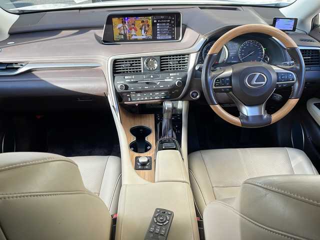 レクサス ＲＸ 450h バージョンL 山形県 2019(平31)年 5.9万km ソニッククォーツ ・モデリスタエアロ（フロント、サイド、リア）/・サンルーフ/・リアエンターテイメントシステム/・４WD/・純正ナビ/フルセグ/CDDVDブルーレイ/Bluetooth/・全方位カメラ/・社外前後ドラレコ/・ビルトインETC2.0/・MTモード付きAT/・レーダークルーズコントロール/・レーンキープアシスト/・プリクラッシュセーフティ/・ブラインドスポットモニター/・前後クリアランスソナー/・ヘッドアップディスプレイ/・前席パワーシート（メモリー付き）、シートベンチレーション/・全席シートヒーター/・ステアリングヒーター/・電動テレスコピック、オートスライドアウェイ/・パワーバックドア/・電動格納セカンドシート/・置くだけ充電/・シーケンシャルウィンカー/・20インチ純正AW/・18インチ純正AW＋スタッドレスタイヤ車載/・純正マット/・カードキー1枚