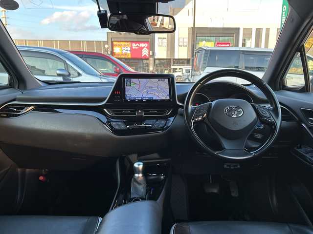 トヨタ Ｃ－ＨＲ G モード ネロ 千葉県 2019(平31)年 13.8万km ホワイトパールクリスタルシャイン トヨタセーフティセンス/・衝突軽減装置/・レーンキープアシスト/・ブラインドスポットモニター/・クリアランスソナー/純正SDナビゲーション/【Bluetooth・フルセグTV・CD・DVD・SD】/バックカメラ/エンジンプッシュスタート/・スマートキー/・スペアキー/LEDヘッドライト/・オートライト/・オートハイビーム/・フォグランプ/純正リアスポイラー/ステアリングリモコン/・レーダークルーズコントロール/ビルトインETC/前席シートヒーター/前方ドライブレコーダー/横滑り防止装置/社外フロアマット/荷室純正マット/記録薄