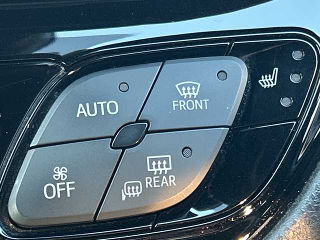 トヨタ Ｃ－ＨＲ G モード ネロ 千葉県 2019(平31)年 13.8万km ホワイトパールクリスタルシャイン トヨタセーフティセンス/・衝突軽減装置/・レーンキープアシスト/・ブラインドスポットモニター/・クリアランスソナー/純正SDナビゲーション/【Bluetooth・フルセグTV・CD・DVD・SD】/バックカメラ/エンジンプッシュスタート/・スマートキー/・スペアキー/LEDヘッドライト/・オートライト/・オートハイビーム/・フォグランプ/純正リアスポイラー/ステアリングリモコン/・レーダークルーズコントロール/ビルトインETC/前席シートヒーター/前方ドライブレコーダー/横滑り防止装置/社外フロアマット/荷室純正マット/記録薄