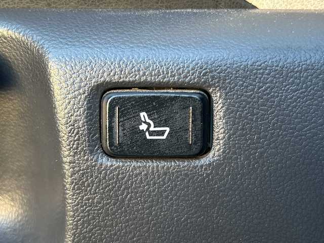 トヨタ Ｃ－ＨＲ G モード ネロ 千葉県 2019(平31)年 13.8万km ホワイトパールクリスタルシャイン トヨタセーフティセンス/・衝突軽減装置/・レーンキープアシスト/・ブラインドスポットモニター/・クリアランスソナー/純正SDナビゲーション/【Bluetooth・フルセグTV・CD・DVD・SD】/バックカメラ/エンジンプッシュスタート/・スマートキー/・スペアキー/LEDヘッドライト/・オートライト/・オートハイビーム/・フォグランプ/純正リアスポイラー/ステアリングリモコン/・レーダークルーズコントロール/ビルトインETC/前席シートヒーター/前方ドライブレコーダー/横滑り防止装置/社外フロアマット/荷室純正マット/記録薄