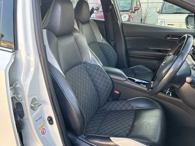 トヨタ Ｃ－ＨＲ G モード ネロ 千葉県 2019(平31)年 13.8万km ホワイトパールクリスタルシャイン トヨタセーフティセンス/・衝突軽減装置/・レーンキープアシスト/・ブラインドスポットモニター/・クリアランスソナー/純正SDナビゲーション/【Bluetooth・フルセグTV・CD・DVD・SD】/バックカメラ/エンジンプッシュスタート/・スマートキー/・スペアキー/LEDヘッドライト/・オートライト/・オートハイビーム/・フォグランプ/純正リアスポイラー/ステアリングリモコン/・レーダークルーズコントロール/ビルトインETC/前席シートヒーター/前方ドライブレコーダー/横滑り防止装置/社外フロアマット/荷室純正マット/記録薄