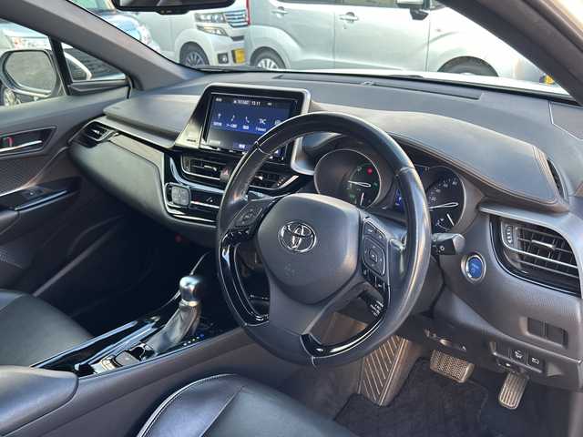 トヨタ Ｃ－ＨＲ G モード ネロ 千葉県 2019(平31)年 13.8万km ホワイトパールクリスタルシャイン トヨタセーフティセンス/・衝突軽減装置/・レーンキープアシスト/・ブラインドスポットモニター/・クリアランスソナー/純正SDナビゲーション/【Bluetooth・フルセグTV・CD・DVD・SD】/バックカメラ/エンジンプッシュスタート/・スマートキー/・スペアキー/LEDヘッドライト/・オートライト/・オートハイビーム/・フォグランプ/純正リアスポイラー/ステアリングリモコン/・レーダークルーズコントロール/ビルトインETC/前席シートヒーター/前方ドライブレコーダー/横滑り防止装置/社外フロアマット/荷室純正マット/記録薄