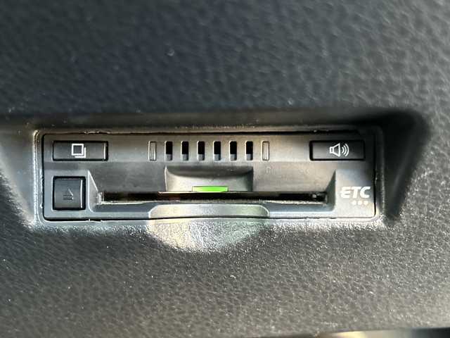 トヨタ Ｃ－ＨＲ G モード ネロ 千葉県 2019(平31)年 13.8万km ホワイトパールクリスタルシャイン トヨタセーフティセンス/・衝突軽減装置/・レーンキープアシスト/・ブラインドスポットモニター/・クリアランスソナー/純正SDナビゲーション/【Bluetooth・フルセグTV・CD・DVD・SD】/バックカメラ/エンジンプッシュスタート/・スマートキー/・スペアキー/LEDヘッドライト/・オートライト/・オートハイビーム/・フォグランプ/純正リアスポイラー/ステアリングリモコン/・レーダークルーズコントロール/ビルトインETC/前席シートヒーター/前方ドライブレコーダー/横滑り防止装置/社外フロアマット/荷室純正マット/記録薄