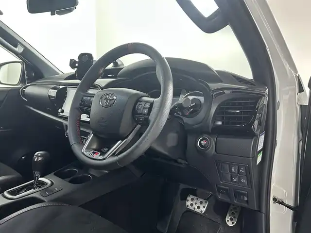 トヨタ ハイラックス Z GRスポーツ 佐賀県 2023(令5)年 2.1万km プラチナホワイトパールマイカ 純正8インチディスプレイオーディオ/Bluetooth/ナビ機能付き/全方位バックカメラ/衝突被害軽減システム/レーダークルーズコントロール/レーンアシスト/クリアランスソナー/オートライト/ロードサインアシスト/ダウンヒルアシストコントロール/ETC2.0 /4WD/LEDヘッドライト/フォグライト/純正フロアマット/パドルシフト/革巻きステアリング/純正18インチアルミホイール/プッシュスタート/スマートキー/アイドリングストップ/スペアキー×1