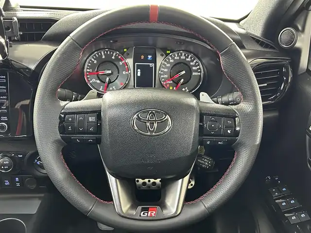 トヨタ ハイラックス Z GRスポーツ 佐賀県 2023(令5)年 2.1万km プラチナホワイトパールマイカ 純正8インチディスプレイオーディオ/Bluetooth/ナビ機能付き/全方位バックカメラ/衝突被害軽減システム/レーダークルーズコントロール/レーンアシスト/クリアランスソナー/オートライト/ロードサインアシスト/ダウンヒルアシストコントロール/ETC2.0 /4WD/LEDヘッドライト/フォグライト/純正フロアマット/パドルシフト/革巻きステアリング/純正18インチアルミホイール/プッシュスタート/スマートキー/アイドリングストップ/スペアキー×1