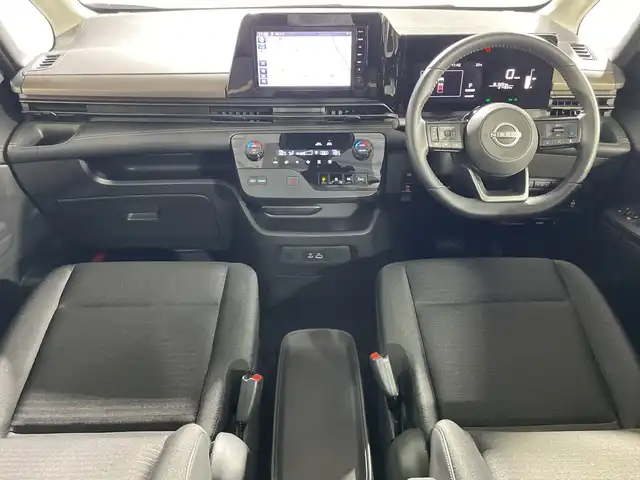 日産 セレナ e－パワー ハイウェイスター V 神奈川県 2023(令5)年 2.2万km プリズムホワイト 9型純正ナビゲーション【MM222D-L】/AM　FM　Bluetooth　フルセグ/11型純正フリップダウンモニター/アラウンドビューモニター/両側パワースライドドア/プロパイロット2.0/追従クルーズコントロール/インテリジェントエマージェンシーブレーキ/衝突回避ステアリングアシスト/電子パーキングブレーキ/オートホールドブレーキ/ビークルダイナミクスコントロール/トラクションコントロールシステム/前方衝突予測警報/先行車発進お知らせ機能/ふらつき警報/標識検知機能/車線逸脱防止支援システム/車線逸脱警報/後側方衝突防止支援システム/後側方車両検知警報/リヤクロストラフィックアラート/デジタルインナーミラー/ビルトインETC/オートライト/ハイビームアシスト/純正16インチアルミホイル