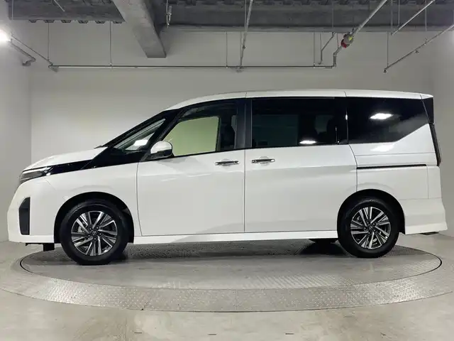 日産 セレナ e－パワー ハイウェイスター V 神奈川県 2023(令5)年 2.2万km プリズムホワイト 9型純正ナビゲーション【MM222D-L】/AM　FM　Bluetooth　フルセグ/11型純正フリップダウンモニター/アラウンドビューモニター/両側パワースライドドア/プロパイロット2.0/追従クルーズコントロール/インテリジェントエマージェンシーブレーキ/衝突回避ステアリングアシスト/電子パーキングブレーキ/オートホールドブレーキ/ビークルダイナミクスコントロール/トラクションコントロールシステム/前方衝突予測警報/先行車発進お知らせ機能/ふらつき警報/標識検知機能/車線逸脱防止支援システム/車線逸脱警報/後側方衝突防止支援システム/後側方車両検知警報/リヤクロストラフィックアラート/デジタルインナーミラー/ビルトインETC/オートライト/ハイビームアシスト/純正16インチアルミホイル