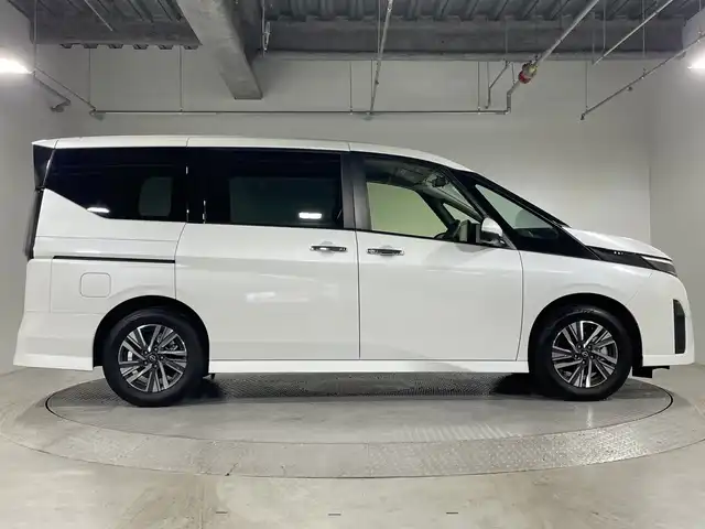 日産 セレナ e－パワー ハイウェイスター V 神奈川県 2023(令5)年 2.2万km プリズムホワイト 9型純正ナビゲーション【MM222D-L】/AM　FM　Bluetooth　フルセグ/11型純正フリップダウンモニター/アラウンドビューモニター/両側パワースライドドア/プロパイロット2.0/追従クルーズコントロール/インテリジェントエマージェンシーブレーキ/衝突回避ステアリングアシスト/電子パーキングブレーキ/オートホールドブレーキ/ビークルダイナミクスコントロール/トラクションコントロールシステム/前方衝突予測警報/先行車発進お知らせ機能/ふらつき警報/標識検知機能/車線逸脱防止支援システム/車線逸脱警報/後側方衝突防止支援システム/後側方車両検知警報/リヤクロストラフィックアラート/デジタルインナーミラー/ビルトインETC/オートライト/ハイビームアシスト/純正16インチアルミホイル