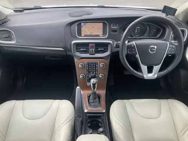 ボルボ Ｖ４０ T3 クラシックエディション 熊本県 2020(令2)年 9.5万km パール ・スマートキー/・プッシュスタート/・ガラスルーフ/・衝突警告/・レーンキープエイド/・道路標識情報/・CitySafety/・ブラインドスポットモニター/・距離アラート/・ドライバーアラート/・アクティブハイビーム/・クルーズコントロール(追従式)/・白革シート/・前席パワーシート/・前席シートヒーター /・純正HDDナビ/　【DVD・Bluetooth・USB・MSV】/・フルセグTV/・バックカメラ/・ETC/・ドライブレコーダー(前方録画)/・GPSレーダー/・LEDヘッドランプ/・純正マット/・保証書/取説