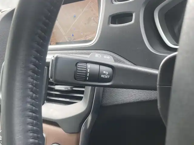 ボルボ Ｖ４０ T3 クラシックエディション 熊本県 2020(令2)年 9.5万km パール ・スマートキー/・プッシュスタート/・ガラスルーフ/・衝突警告/・レーンキープエイド/・道路標識情報/・CitySafety/・ブラインドスポットモニター/・距離アラート/・ドライバーアラート/・アクティブハイビーム/・クルーズコントロール(追従式)/・白革シート/・前席パワーシート/・前席シートヒーター /・純正HDDナビ/　【DVD・Bluetooth・USB・MSV】/・フルセグTV/・バックカメラ/・ETC/・ドライブレコーダー(前方録画)/・GPSレーダー/・LEDヘッドランプ/・純正マット/・保証書/取説