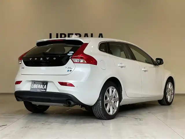 ボルボ Ｖ４０ T3 クラシックエディション 熊本県 2020(令2)年 9.5万km パール ・スマートキー/・プッシュスタート/・ガラスルーフ/・衝突警告/・レーンキープエイド/・道路標識情報/・CitySafety/・ブラインドスポットモニター/・距離アラート/・ドライバーアラート/・アクティブハイビーム/・クルーズコントロール(追従式)/・白革シート/・前席パワーシート/・前席シートヒーター /・純正HDDナビ/　【DVD・Bluetooth・USB・MSV】/・フルセグTV/・バックカメラ/・ETC/・ドライブレコーダー(前方録画)/・GPSレーダー/・LEDヘッドランプ/・純正マット/・保証書/取説