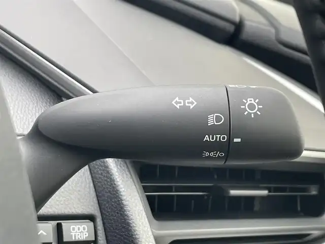 トヨタ プリウス X 滋賀県 2024(令6)年 0.1万km未満 シルバーメタリック アダプティブクルーズコントロール/ブラインドスポットモニター/衝突被害軽減ブレーキ/前後コーナーセンサー/レーンキープアシスト/LEDヘッドライト/オートライト/オートマチックハイビーム/ブレーキホールド/100V電源/USB入力端子/盗難防止装置/横滑り防止/スペアタイヤ車載/プッシュスタート/スマートキー/ステアリングスイッチ