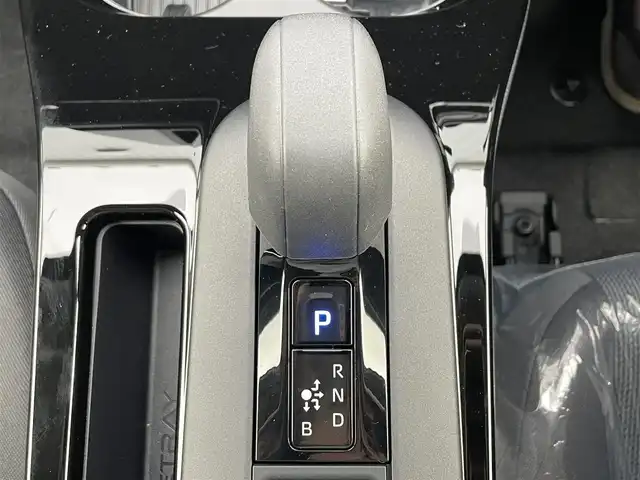 トヨタ プリウス X 滋賀県 2024(令6)年 0.1万km未満 シルバーメタリック アダプティブクルーズコントロール/ブラインドスポットモニター/衝突被害軽減ブレーキ/前後コーナーセンサー/レーンキープアシスト/LEDヘッドライト/オートライト/オートマチックハイビーム/ブレーキホールド/100V電源/USB入力端子/盗難防止装置/横滑り防止/スペアタイヤ車載/プッシュスタート/スマートキー/ステアリングスイッチ