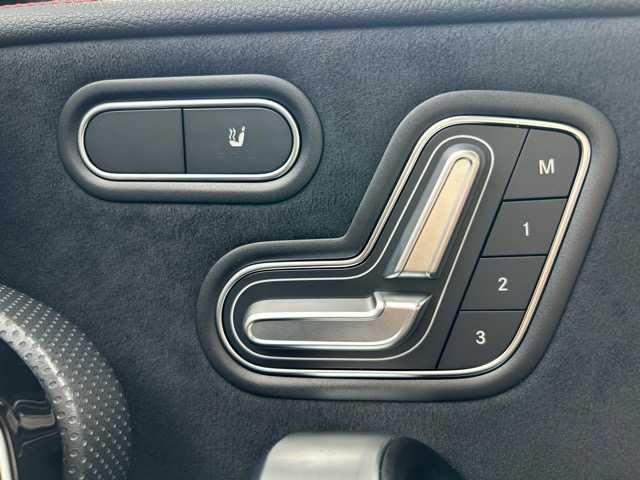 メルセデス・ベンツ Ｍ・ベンツ ＣＬＡ２００ｄ AMGライン 千葉県 2024(令6)年 0.8万km ポーラホワイト 純正ナビ/フルセグTV/Bluetooth/ETC2.0/前後ドライブレコーダー/全周囲カメラ/レーダークルーズコントロール/前席シートヒーター/前席メモリーシート/サンルーフ/置くだけ充電/アクティブブレーキアシスト/ブラインドスポットアシスト/パークトロニック/レーンキープアシスト/ダイナミックセレクト/横滑り防止装置/シートキネクティス/オートライト/ウィンカーミラー/プッシュスタート/スマートキー/ステアリングスイッチ/パドルシフト/LEDヘッドライト/純正アルミホイール/純正フロアマット