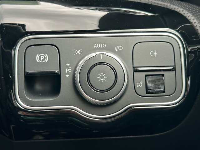 メルセデス・ベンツ Ｍ・ベンツ ＣＬＡ２００ｄ AMGライン 千葉県 2024(令6)年 0.8万km ポーラホワイト 純正ナビ/フルセグTV/Bluetooth/ETC2.0/前後ドライブレコーダー/全周囲カメラ/レーダークルーズコントロール/前席シートヒーター/前席メモリーシート/サンルーフ/置くだけ充電/アクティブブレーキアシスト/ブラインドスポットアシスト/パークトロニック/レーンキープアシスト/ダイナミックセレクト/横滑り防止装置/シートキネクティス/オートライト/ウィンカーミラー/プッシュスタート/スマートキー/ステアリングスイッチ/パドルシフト/LEDヘッドライト/純正アルミホイール/純正フロアマット