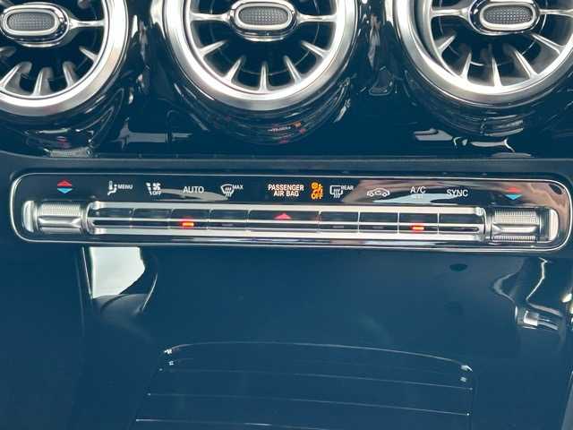 メルセデス・ベンツ Ｍ・ベンツ ＣＬＡ２００ｄ AMGライン 千葉県 2024(令6)年 0.8万km ポーラホワイト 純正ナビ/フルセグTV/Bluetooth/ETC2.0/前後ドライブレコーダー/全周囲カメラ/レーダークルーズコントロール/前席シートヒーター/前席メモリーシート/サンルーフ/置くだけ充電/アクティブブレーキアシスト/ブラインドスポットアシスト/パークトロニック/レーンキープアシスト/ダイナミックセレクト/横滑り防止装置/シートキネクティス/オートライト/ウィンカーミラー/プッシュスタート/スマートキー/ステアリングスイッチ/パドルシフト/LEDヘッドライト/純正アルミホイール/純正フロアマット