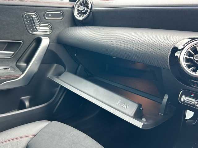 メルセデス・ベンツ Ｍ・ベンツ ＣＬＡ２００ｄ AMGライン 千葉県 2024(令6)年 0.8万km ポーラホワイト 純正ナビ/フルセグTV/Bluetooth/ETC2.0/前後ドライブレコーダー/全周囲カメラ/レーダークルーズコントロール/前席シートヒーター/前席メモリーシート/サンルーフ/置くだけ充電/アクティブブレーキアシスト/ブラインドスポットアシスト/パークトロニック/レーンキープアシスト/ダイナミックセレクト/横滑り防止装置/シートキネクティス/オートライト/ウィンカーミラー/プッシュスタート/スマートキー/ステアリングスイッチ/パドルシフト/LEDヘッドライト/純正アルミホイール/純正フロアマット